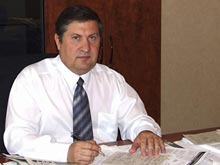 Депутату Госдумы Астраханской области Игорю Негереву предъявлено обвинение в применении насилия в отношении сотрудников ГИБДД. В конце прошлого года Негерев чуть не задавил милиционера, остановившего его за тонировку. Теперь народному избраннику грозит до пяти лет тюрьмы. По данным следствия, инцидент 55-летнего Негерева с сотрудниками ГИБДД произошел 29 октября в Астрахани. Милиционеры остановили его машину за тонировку на стеклах и попросили предъявить документы. Негерев, ссылаясь на свой депутатский статус, отказался выполнить требование и попытался уехать. Один из инспекторов преградил дорогу его машине, тогда депутат совершил на него наезд и оскорбил. В период расследования Негерев вводил следствие в заблуждение о своем месте нахождения, чтобы скрыться от уголовного преследования, не являлся по многочисленным вызовам следователя. В связи с этим в мае этого года он был объявлен в розыск, а 10 июня задержан и арестован, сообщили в областном Следственном управлении СКП РФ. Депутату предъявлено обвинение по части 1 статьи 318 УК РФ (применение насилия в отношении представителя власти) и статье 319 УК РФ (оскорбление представителя власти). В ближайшее время уголовное дело будет направлено прокурору для утверждения обвинительного заключения и в суд для рассмотрения по существу. Эти статьи предусматривают наказание в виде лишения свободы до пяти лет и исправительных работ на срок от шести месяцев до одного года соответственно, пишет РИА
